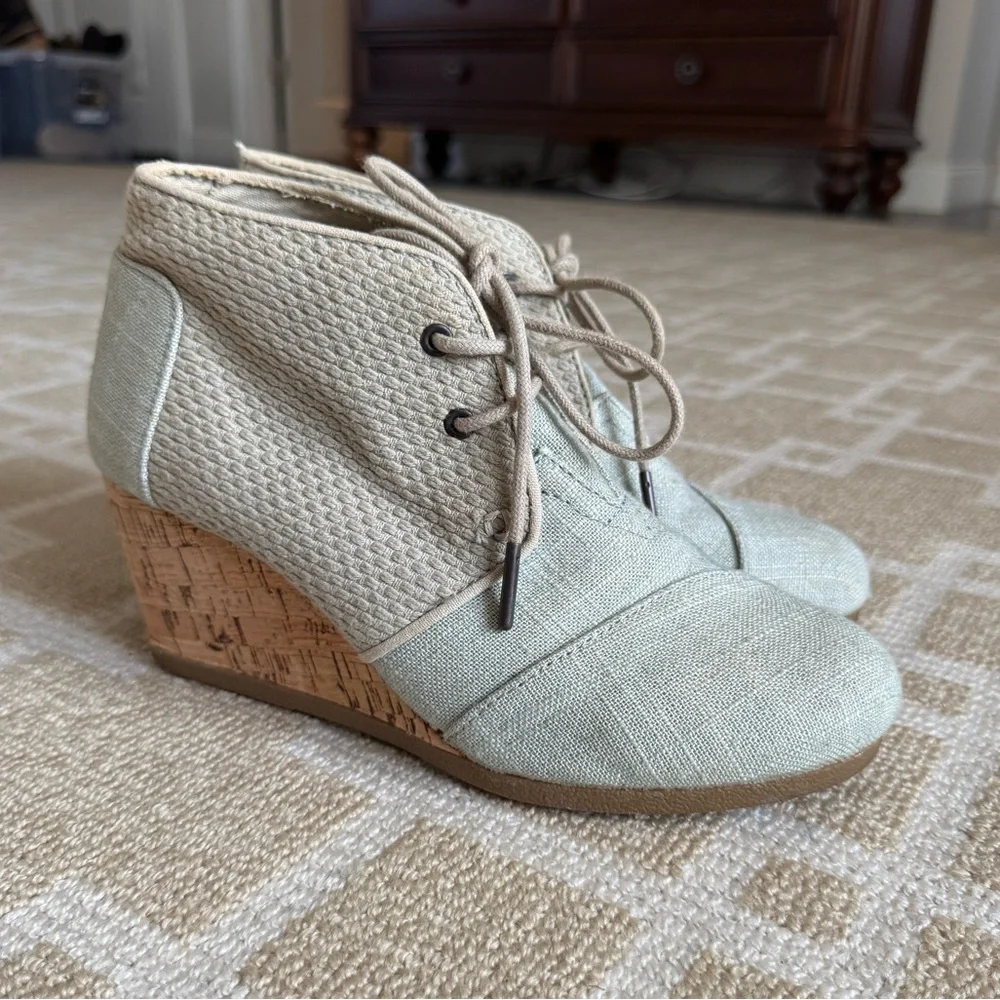 TOMS Wedge Booties Lace Up Cork Heel Canvas Tan Mint Size 7